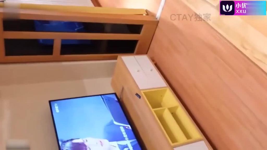 背着妈妈和她的大奶骚闺蜜丽姐发生了不正当关系 预览截图 8