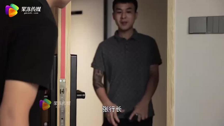 果冻传媒 GDCM037 把妻子献给行长 张佳晨 预览截图 1
