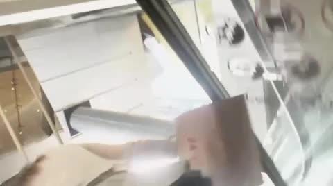 【真实抄底】广州大型商场偷拍事件，小姐姐居然没有穿内裤毛毛都露出来了 预览截图 3