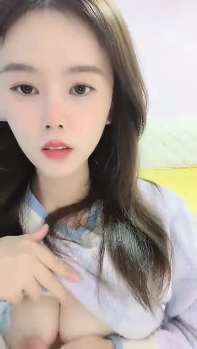 女主播性感开腿玩穴，身长大白腿给你闻香一下～ 预览截图 9