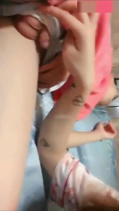 乱伦精选 骚货姐姐趁妈妈弟弟熟睡淫荡自慰偷偷拍妈妈骚穴舔弟弟小鸡鸡喂弟弟吃奶子 预览截图 5