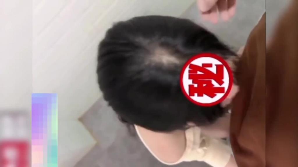 【乱伦尤物姐姐】外面全是亲戚,把姐姐按在厕所干屁眼,疼哭了 预览截图 1
