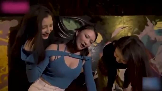 国产剧情女优酒精路跑酒后失控激 预览截图 3