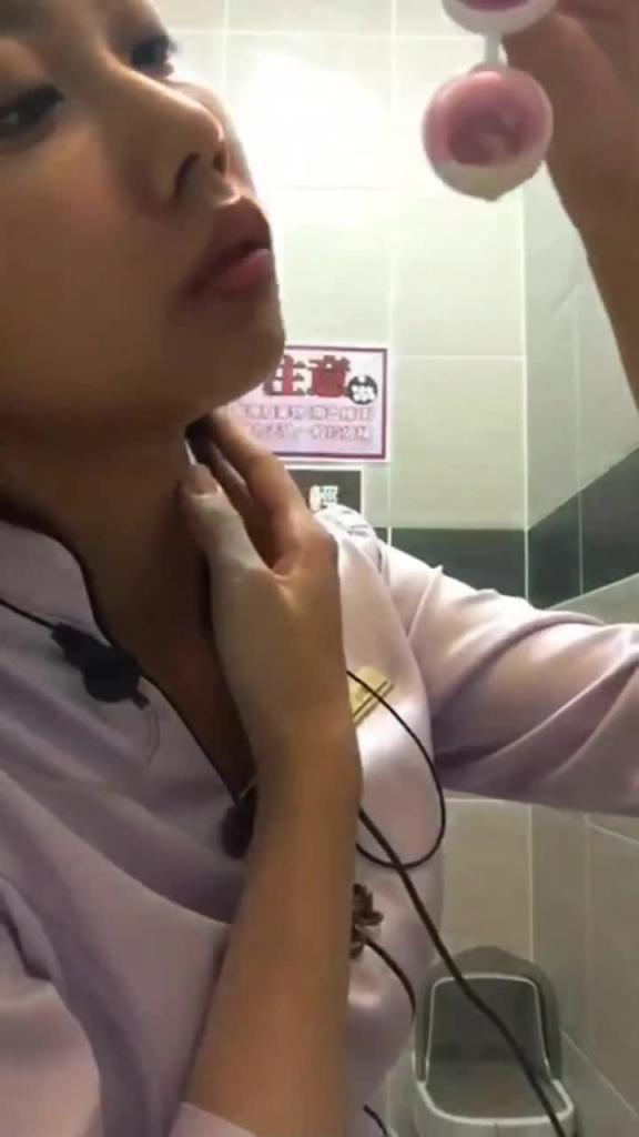 《台湾情侣泄密》饭店美女经理被调教上班时间B里塞跳蛋还要拿出来尝一尝! 预览截图 6