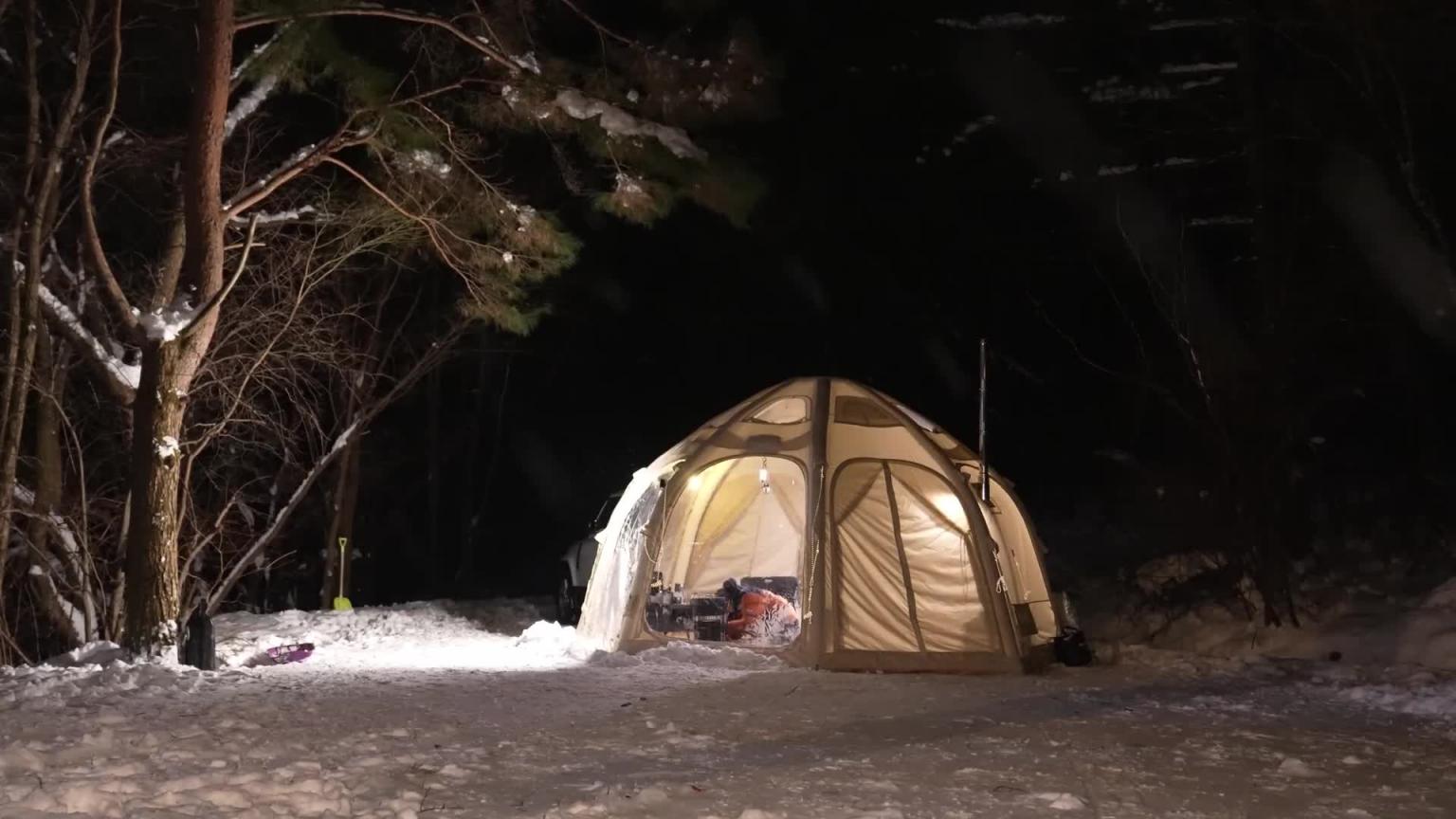 令人惊叹的玻璃圆顶充气帐篷单人车露营在雪林 预览截图 8