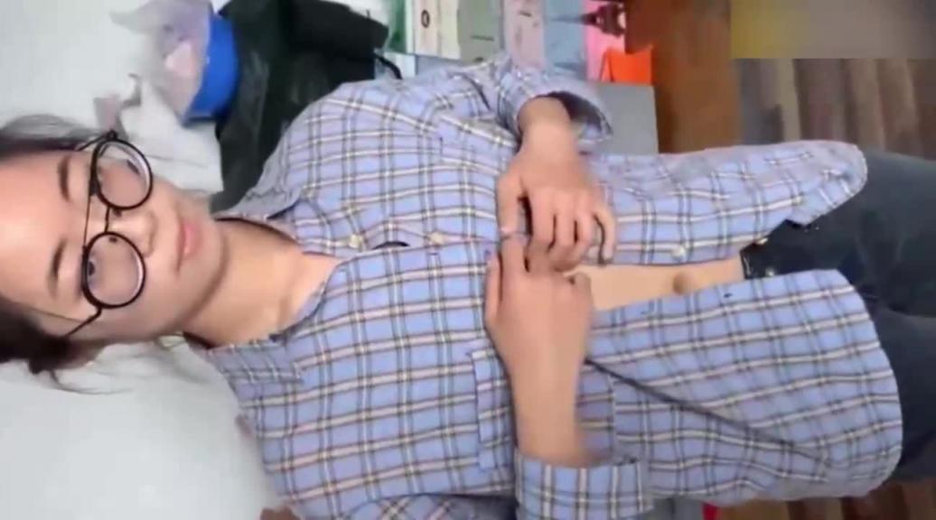 禁忌乱伦之恋真实姐弟乱伦姐姐勾引弟弟上床 预览截图 3
