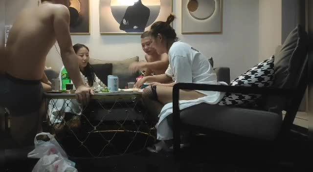 换妻淫乱嫂子和小叔子操逼让哥哥看着 预览截图 4