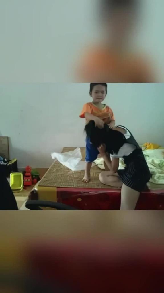 乱伦推荐,姐弟乱伦,爸妈不在家,把妹妹给操了。 预览截图 12