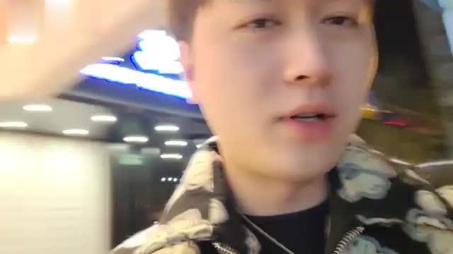街头约会勾搭-富二代勾搭00后学生妹喝酒几杯百威下肚找个厕所男的不干他还不愿意! 预览截图 1