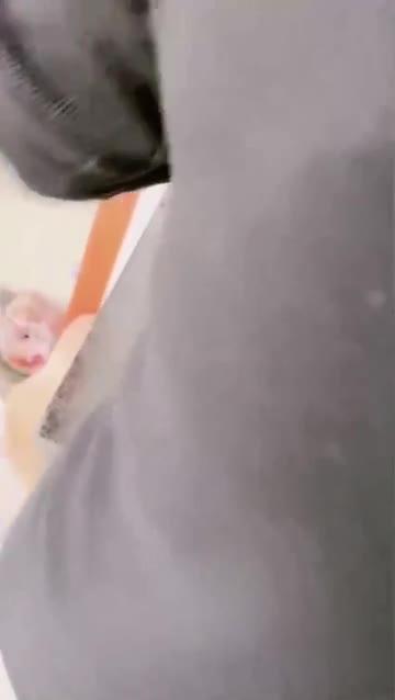 【母子乱伦】和妈妈在卫生间操逼 预览截图 1
