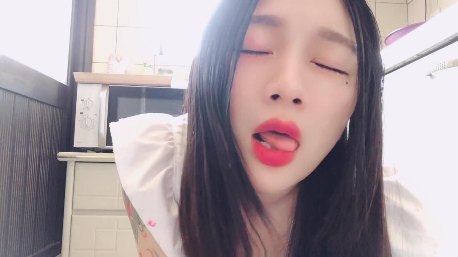 台灣daisybaby淫蕩少婦勾引水電工 预览截图 4
