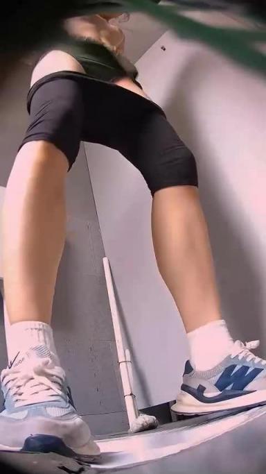 厕所偷拍美女翻车美女被吓得嗷嗷叫 舞蹈学院女生换卫生巾 尿完还抖一抖 预览截图 3