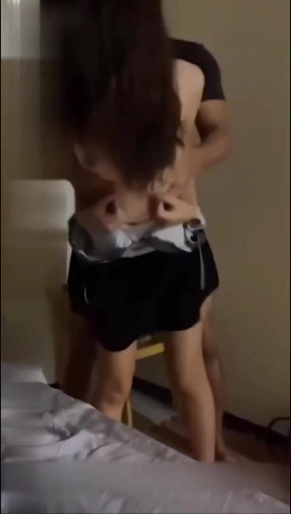 骚货妹妹偷偷爬上哥哥的床,当着嫂子面被操 预览截图 9