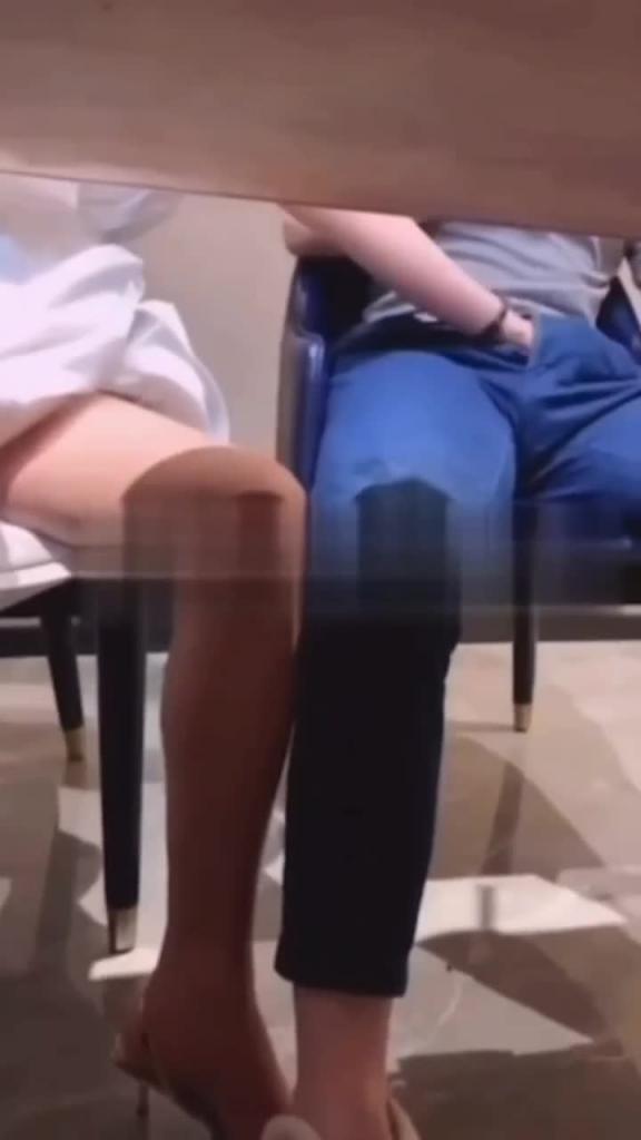 真实家庭乱伦勾引亲弟弟骚话对白要生孩子 预览截图 1