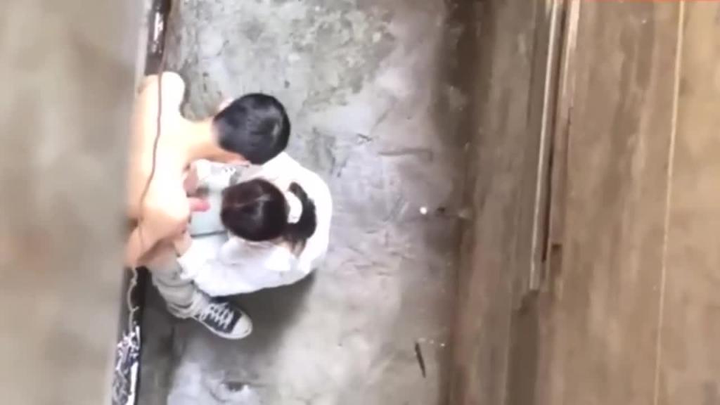 【稀有吃瓜事件】郑州师范操场口爆门 预览截图 3