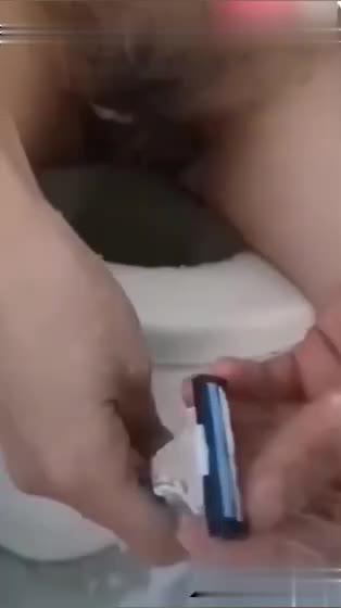 母子乱伦 帮妈妈剃毛 对白精彩 预览截图 4