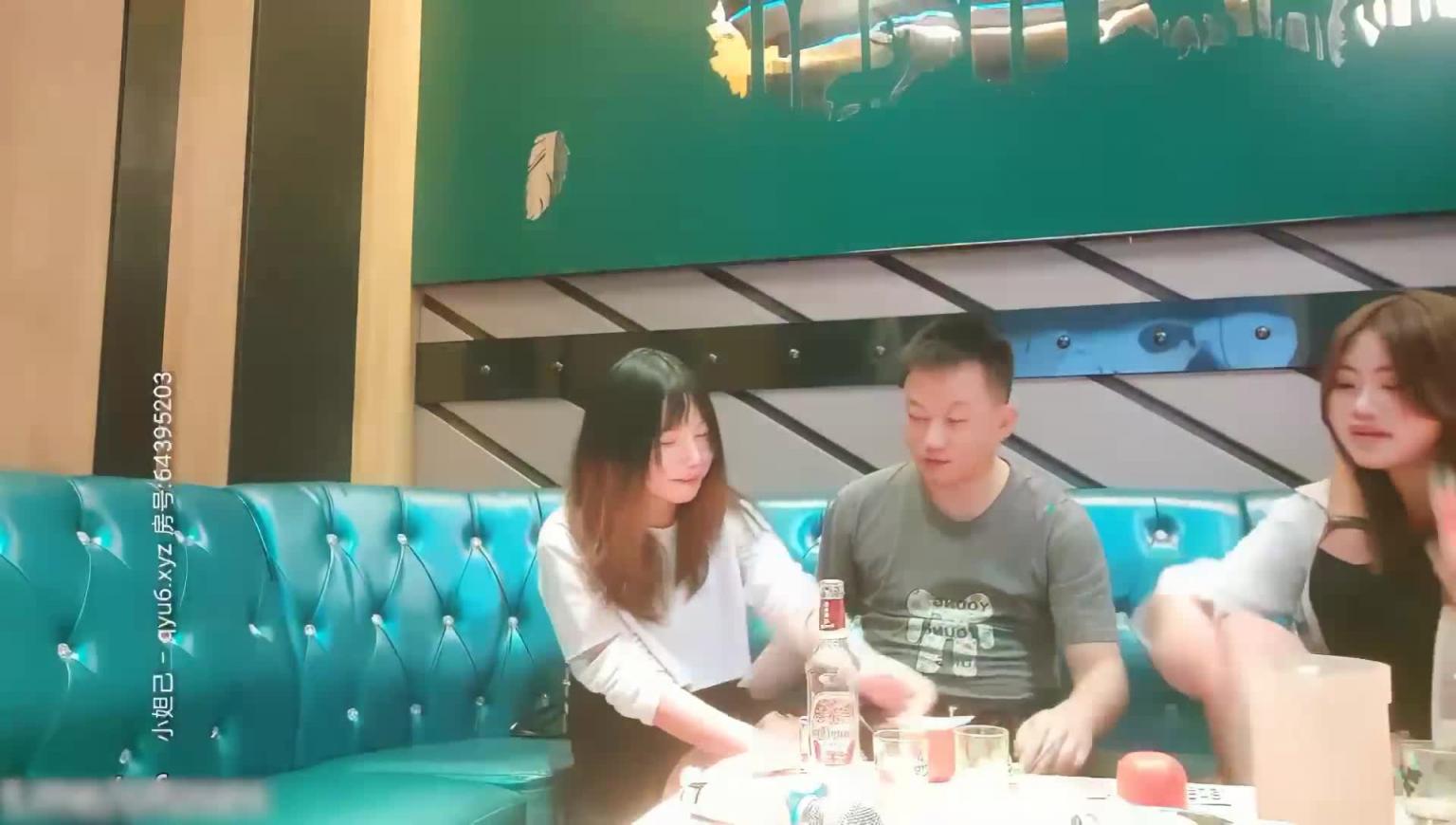 KTV喝到微醺开房,女的非常害羞,死活不肯就范! 预览截图 2