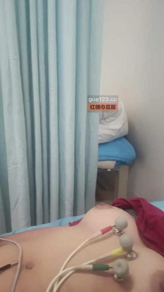 某体检中心变态男医师做心电图并偷拍,多名少女检查视频流出 预览截图 11
