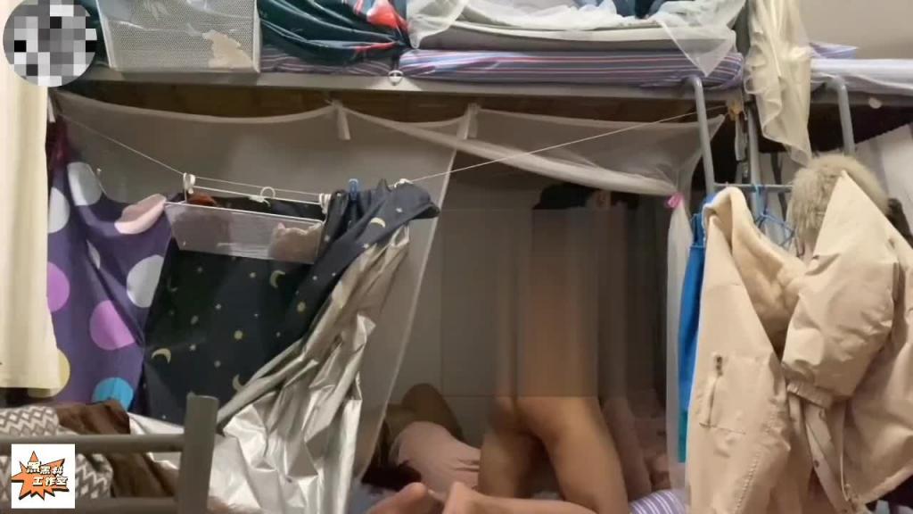 【超真实偷拍】医院宿舍强行推到护士女友,不行,拔出去,戴套 预览截图 2