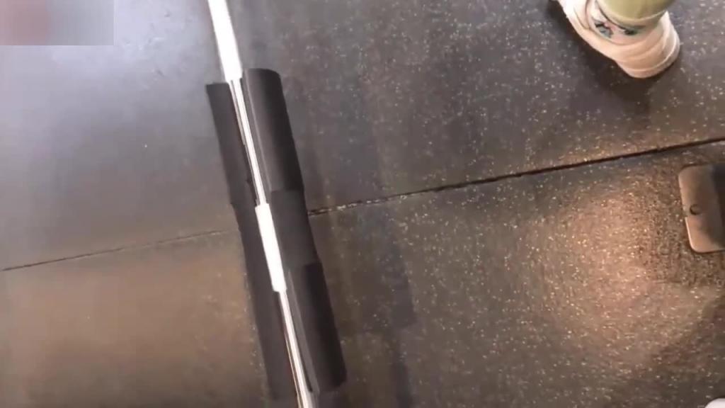 【网爆门】健身房教练在健身房勾引男友自慰视频流出 预览截图 1