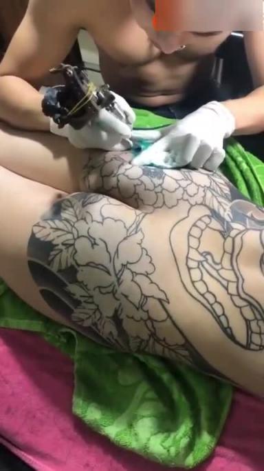 【真实偷拍】美女纹身内部视频泄密，真不真实一目了然。 预览截图 1