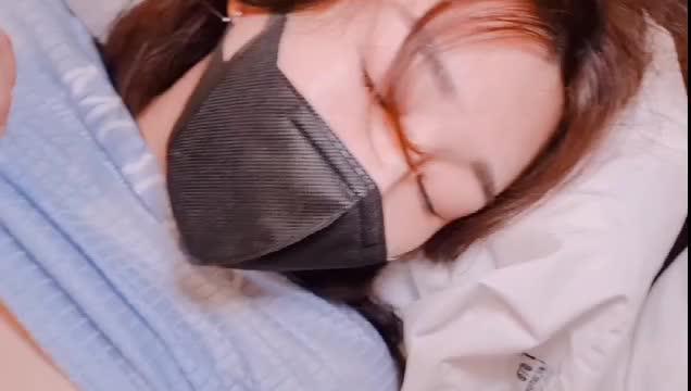 漂亮的人妖被戴上手铐脚镣，两个精壮少年，对人妖肛门发起勐烈进攻，射的丝袜上都是精子！ 预览截图 4