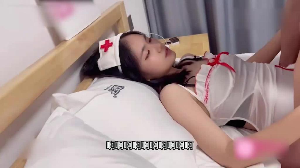 【姐弟乱伦】情趣护士姐姐为弟弟治疗感冒 主动舔屌骑乘 预览截图 3