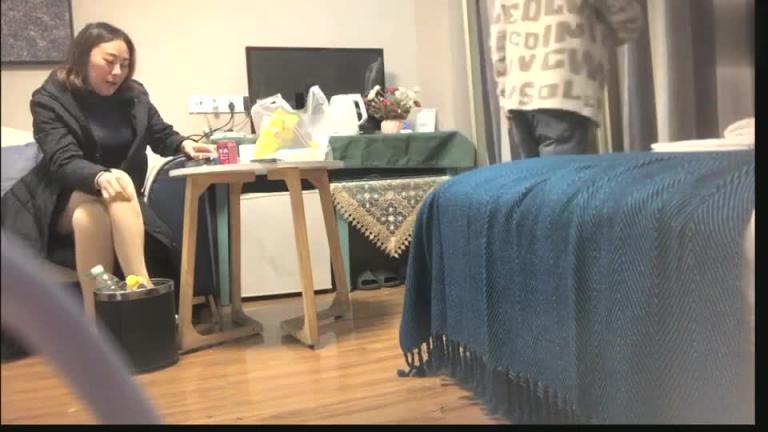 40岁人妻40岁真骚啊这黑逼扛不住啊!小伙子无套内射!精液流出 预览截图 1