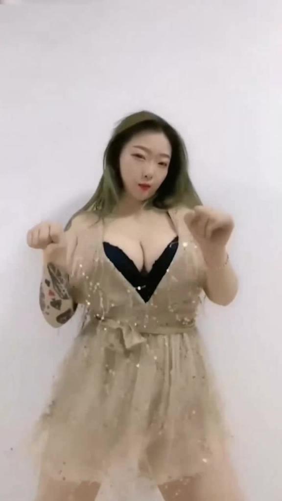 快手主播极品御姐欣妹儿回顾经典大奶裸舞抖奶定制合集 预览截图 4