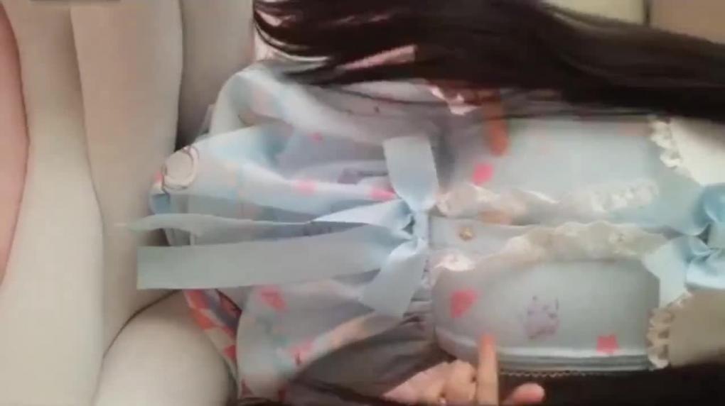 【萌白酱】众金购得极品网红萌白酱VIP视频,白丝纯洁可人罕见白虎一线天馒头逼 预览截图 1