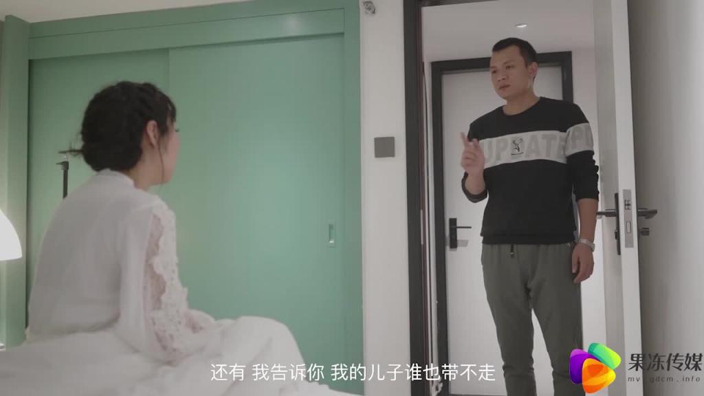 [果冻传媒]《离婚妈妈》离婚前大吵 失落母亲逆推亲生儿子激情乱伦 预览截图 2