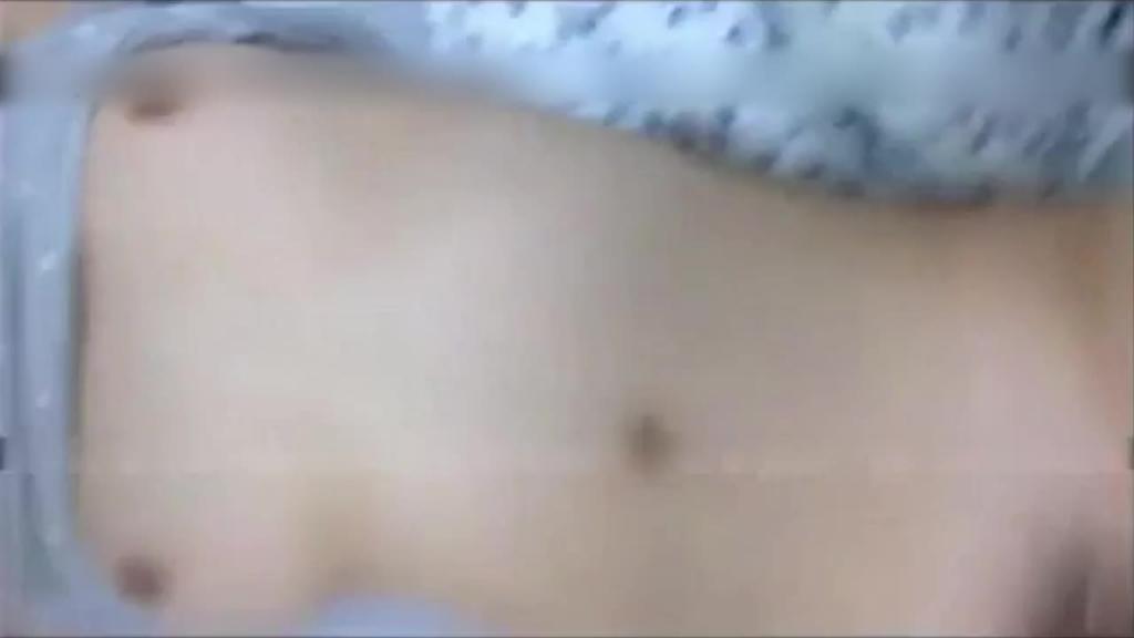 【家庭乱伦】单亲家庭兄妹乱伦事件,大18岁哥哥操表妹 预览截图 6
