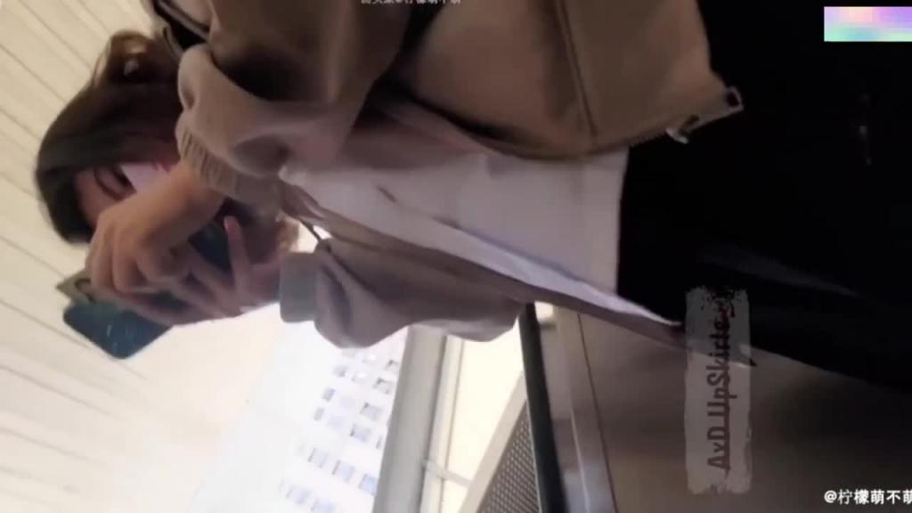 包臀美女不穿内裤逛街,被大哥伸进包臀群里摸逼 预览截图 8