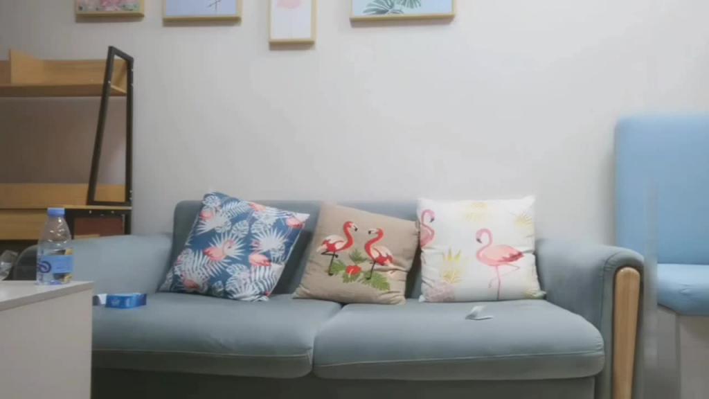 约啪白色长裙清纯嫩妹舌吻调情沙发揉奶抠逼抱着蛾猛烈撞击 预览截图 4