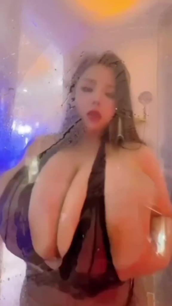 比西瓜还大的奶子你见过吗！快来吃瓜喽，成都网红少妇私拍浴室洗澡露出双峰巨乳 预览截图 4