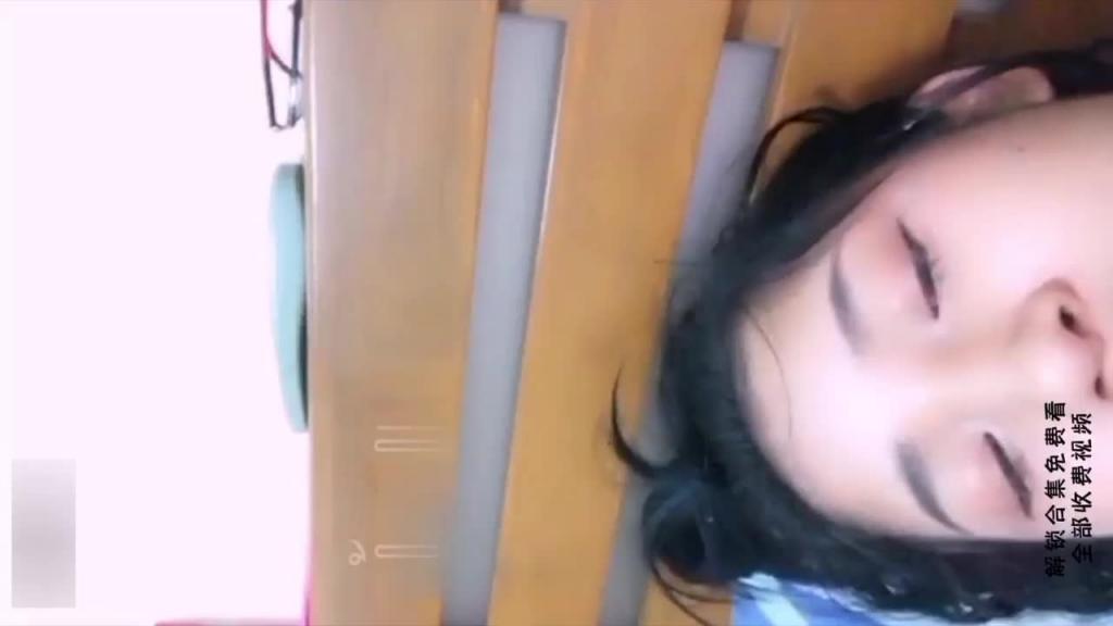 【姐弟乱伦】弟弟操姐姐直接把拳头插进去狂怼逼都干烂了 预览截图 5