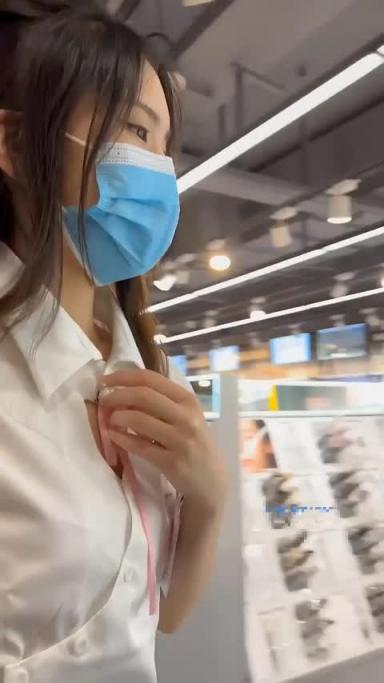 商场偷拍2位超级气质美女 一个来大姨妈了内裤有小翅膀 预览截图 8