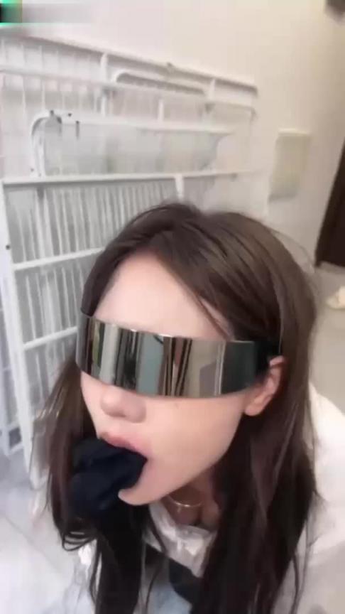 【调教女王-女同性奴母狗渴望被羞辱】主人强行舌吻舔脚，看得鸡儿硬 预览截图 4