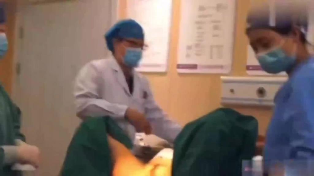 【重口医院偷拍】无良医生偷拍合集 大学生被麻醉后男医生趁机摸逼 炸裂来袭 预览截图 3