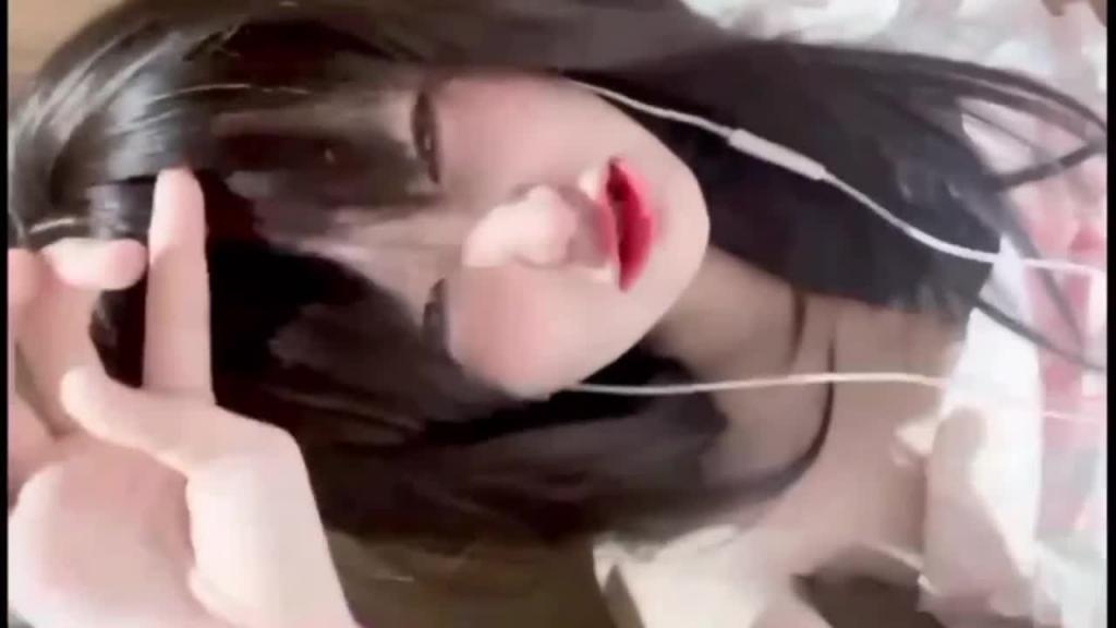 【年度调教佳作】高颜值母狗调教合集 真空上街露出自慰 多场合户外露出,回头率百分百真刺激- 预览截图 2