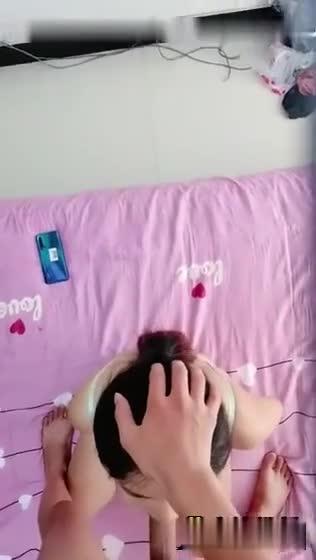 【真实破处】高中生破处全程实录，口交大鸡巴调教的很乖巧，小逼很嫩先给狼友展示一下，大鸡巴草进去就流血腿夹的紧内射 预览截图 1
