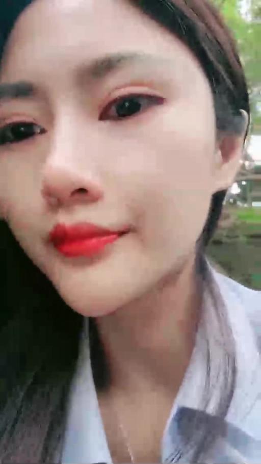 剧情演绎大长腿美女户外勾搭小哥哥野战 预览截图 2