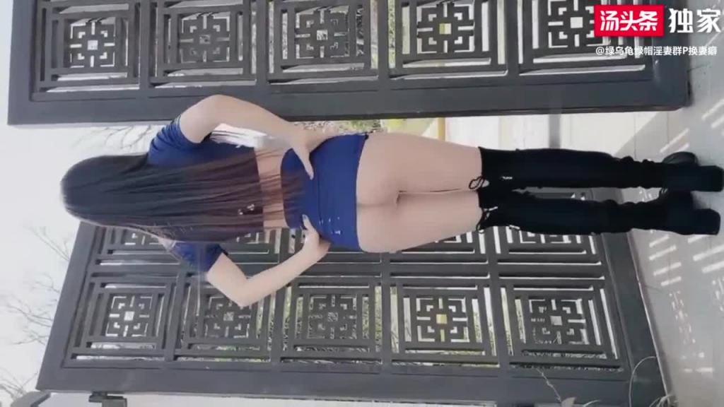 颜值娇妻小短裙不穿内裤露出骚逼!马路牙子上挑逗陌生路人 预览截图 11