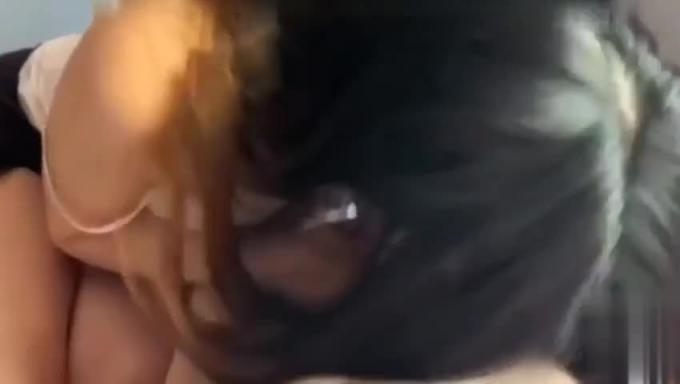 舍友的女朋友太懂男人了口交时的眼神太诱人 预览截图 6