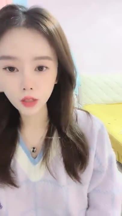 女主播性感开腿玩穴，身长大白腿给你闻香一下～ 预览截图 11