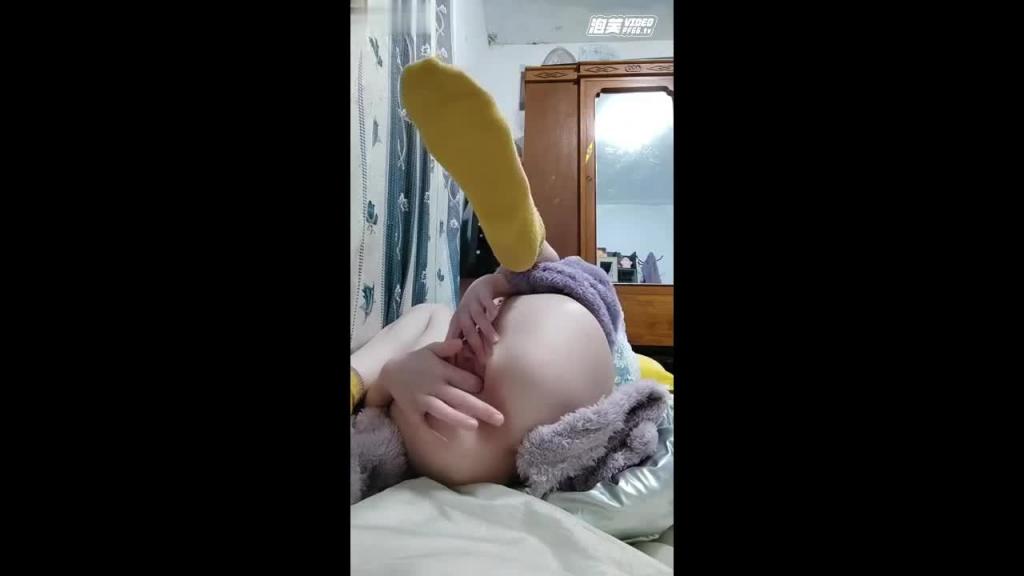 3月最新下海 18岁嫩妹萝莉超级嫩 ,四个字来形容就是【无敌粉嫩】奶子不大貌似刚成年 微毛粉穴 手指扣弄特写. 预览截图 1