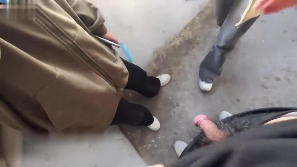 富哥包养两个女高中生在学校口交，学校教学楼天台1v2，两个学生十分青涩。 预览截图 7