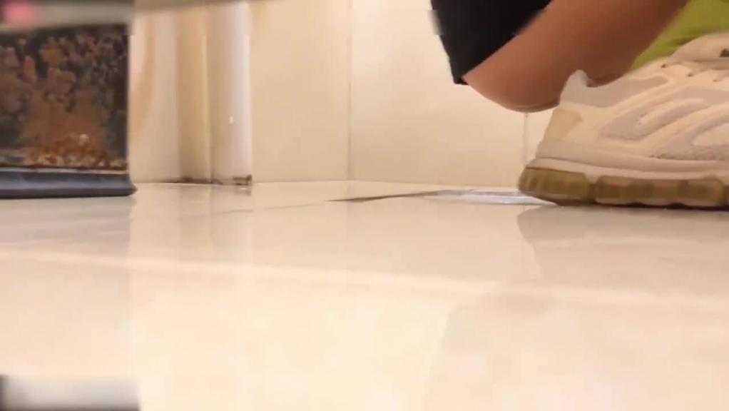 【真实偷拍】大学校园偷窥,厕所偷拍高颜值学妹 预览截图 9