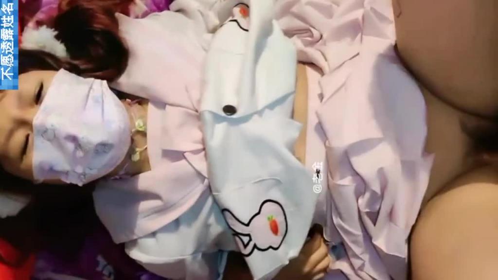 武汉小哥给双马尾D奶表妹吃春药,乱伦卡哇伊表妹没控制住内射 预览截图 4