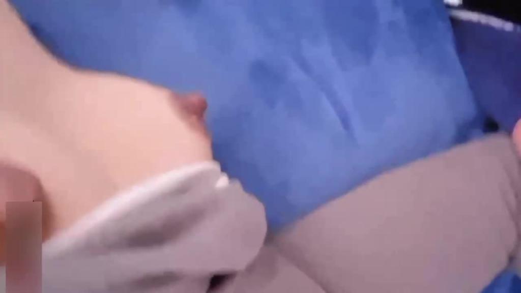 【母子乱伦】趁爸爸和牌友打牌我悄悄的去妈妈的房间求操逼 预览截图 4